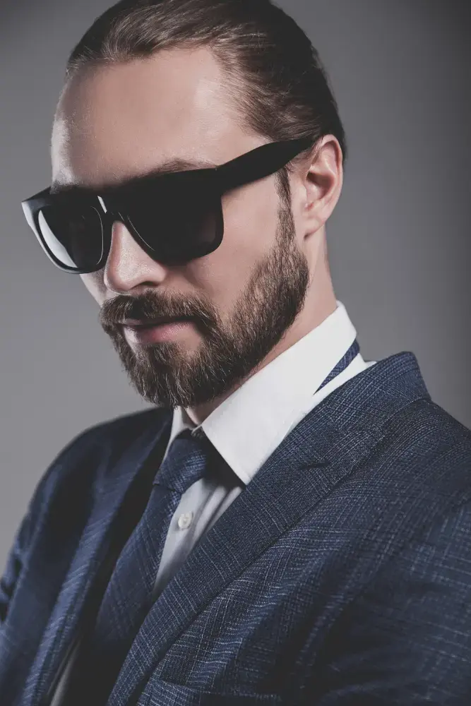 Homme portant des lunettes noires