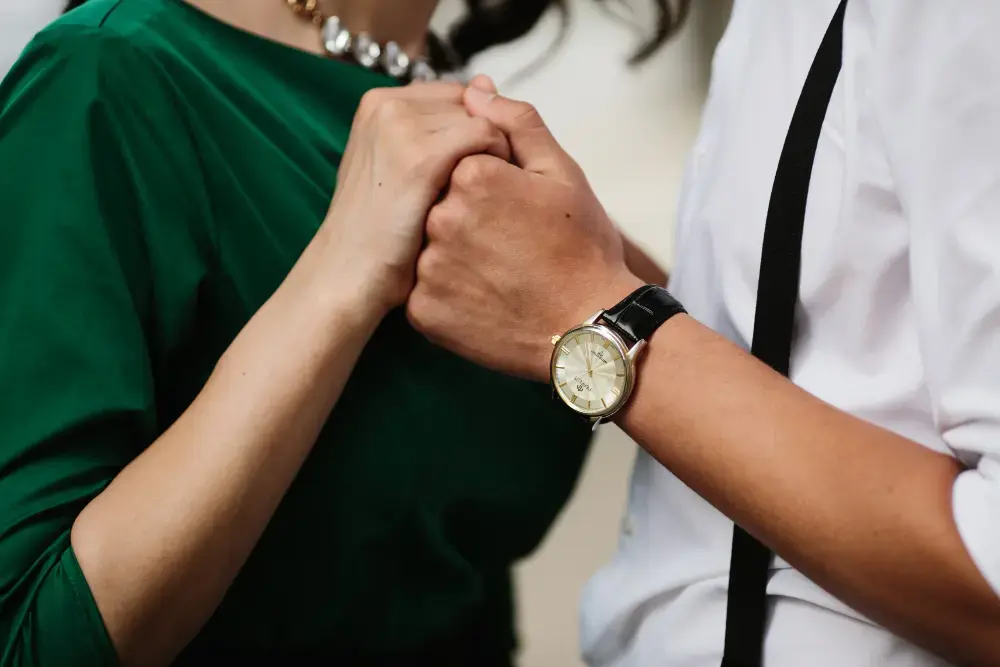 Un homme et une femme portant des montres House of Watches