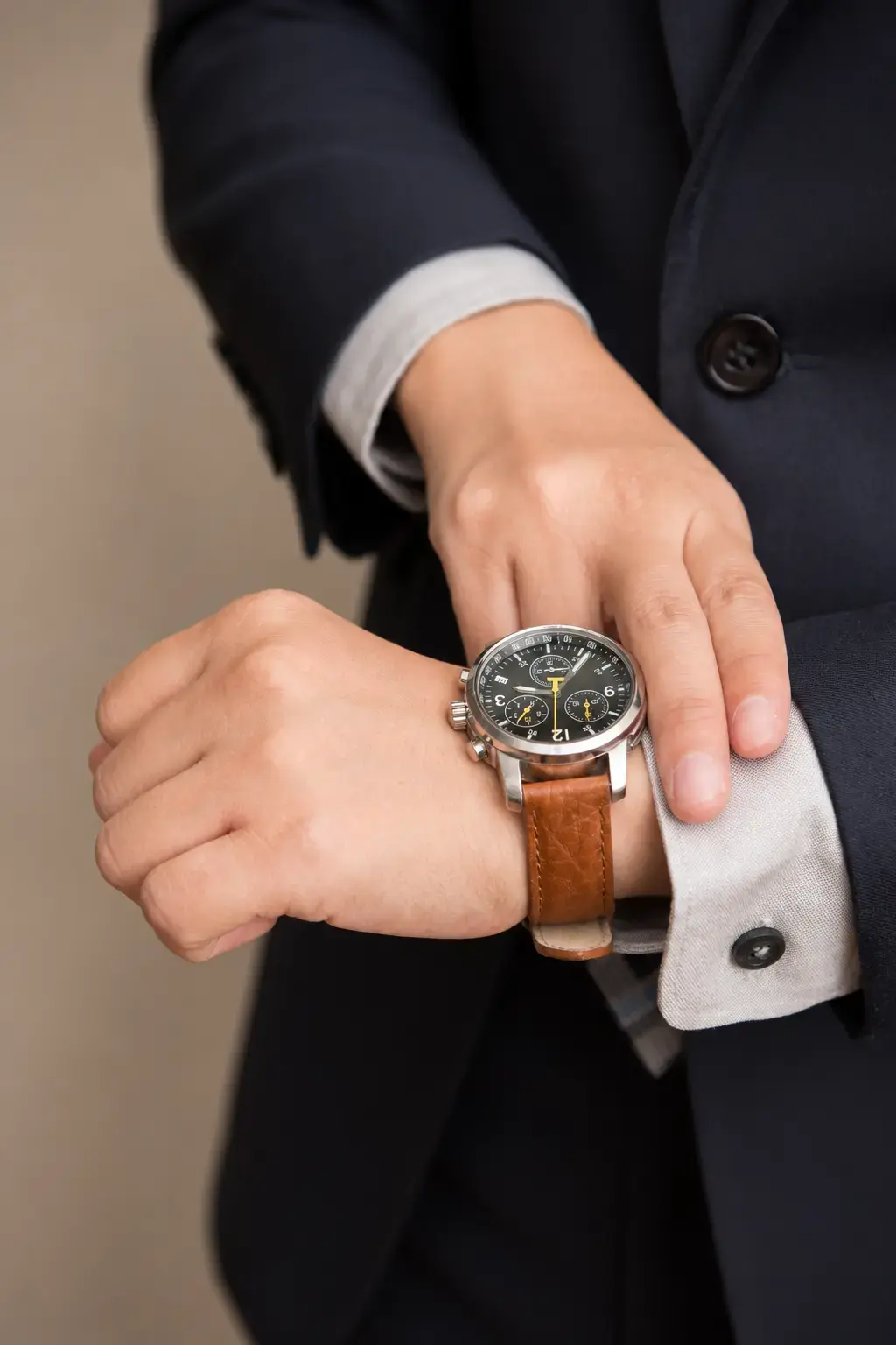 Homme portant une montre élégante