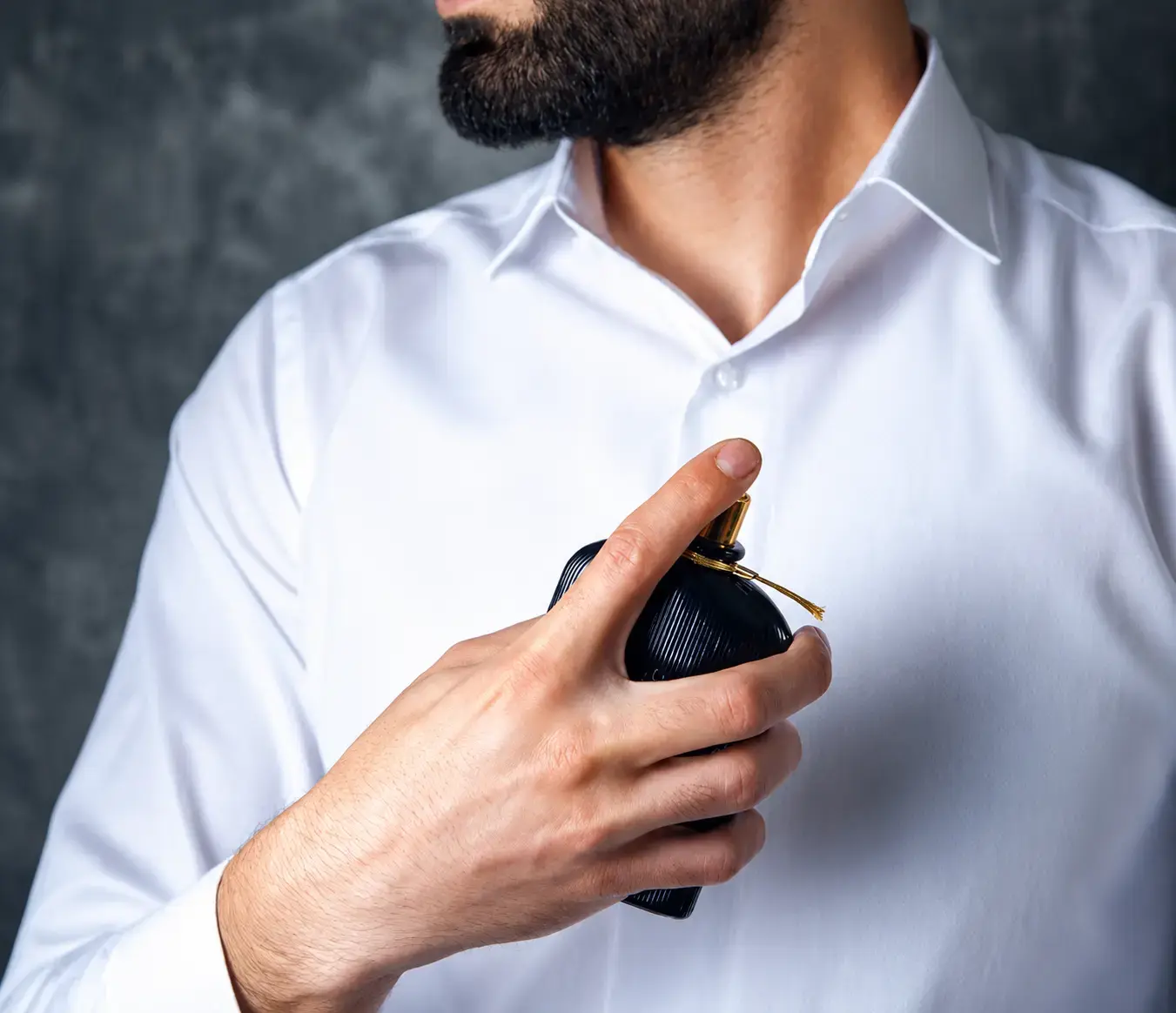 Homme appliquant un parfum